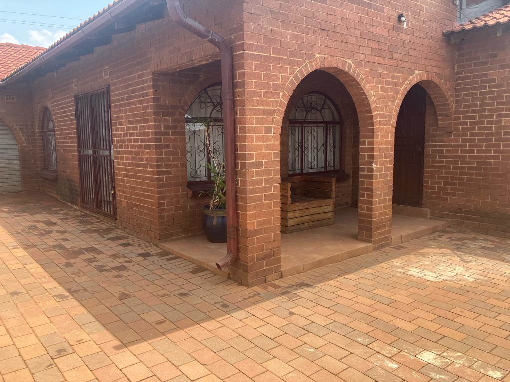 3 Bed House in Ivory Park photo number 17