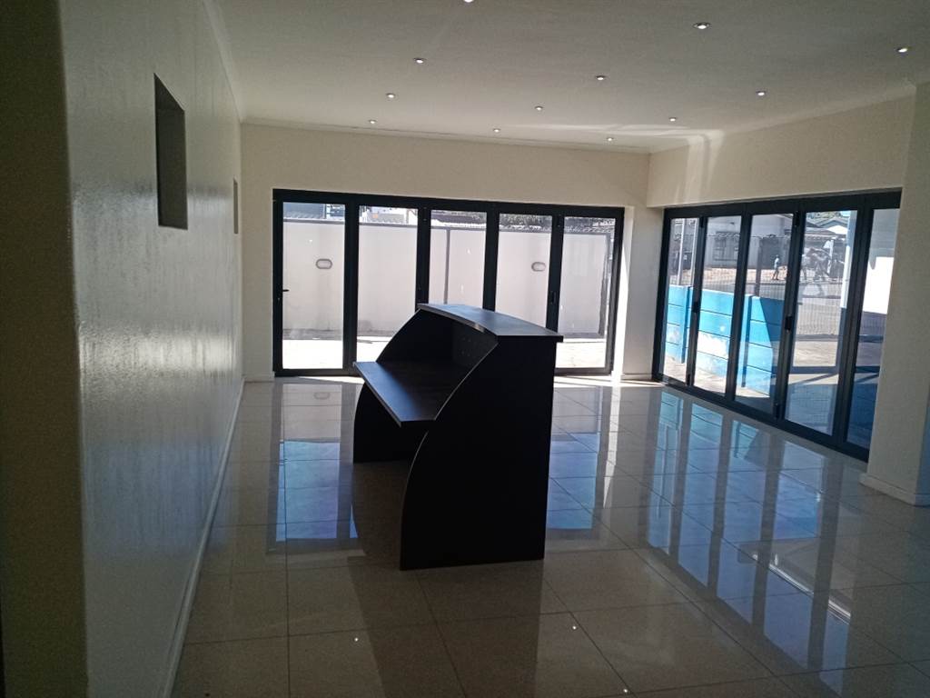 150  m² Office Space in Kraaifontein Central photo number 5