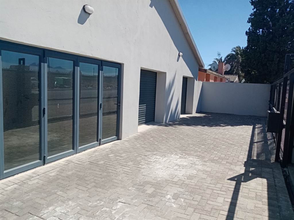 150  m² Office Space in Kraaifontein Central photo number 1