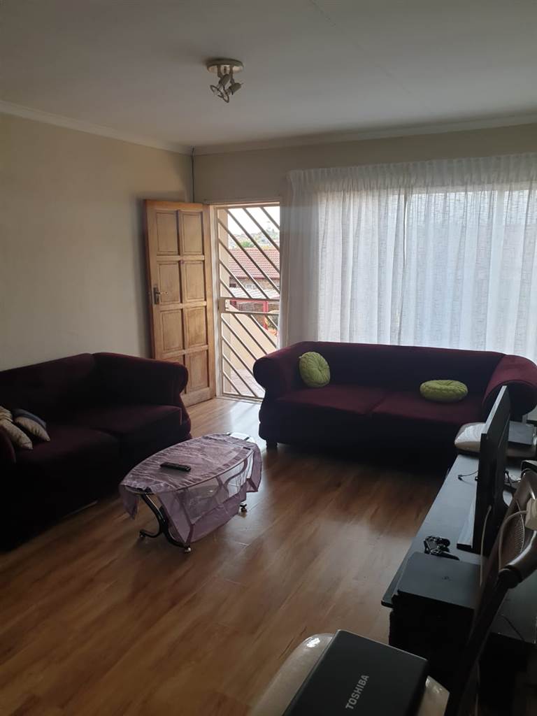 2 Bed Apartment in Rooihuiskraal photo number 2