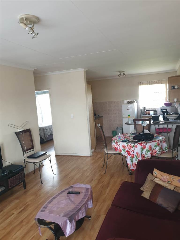 2 Bed Apartment in Rooihuiskraal photo number 1