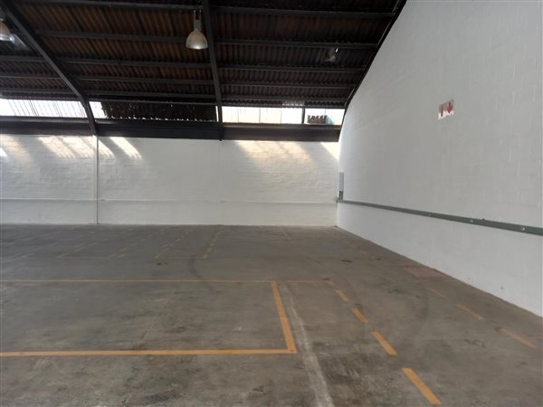 385  m² Industrial space in Retreat