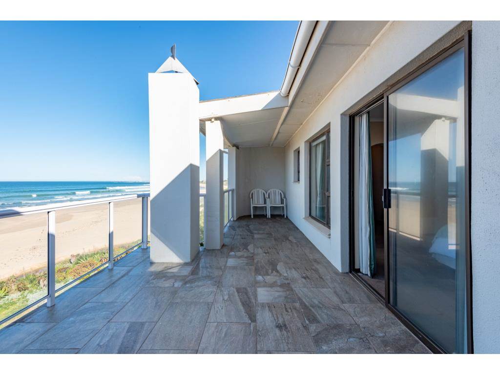 4 Bed House in Jeffreys Bay photo number 14