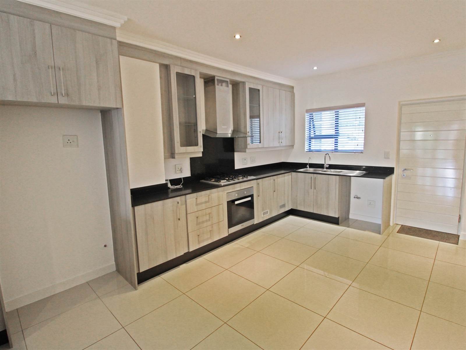 2 Bed Apartment in Bryanston photo number 3