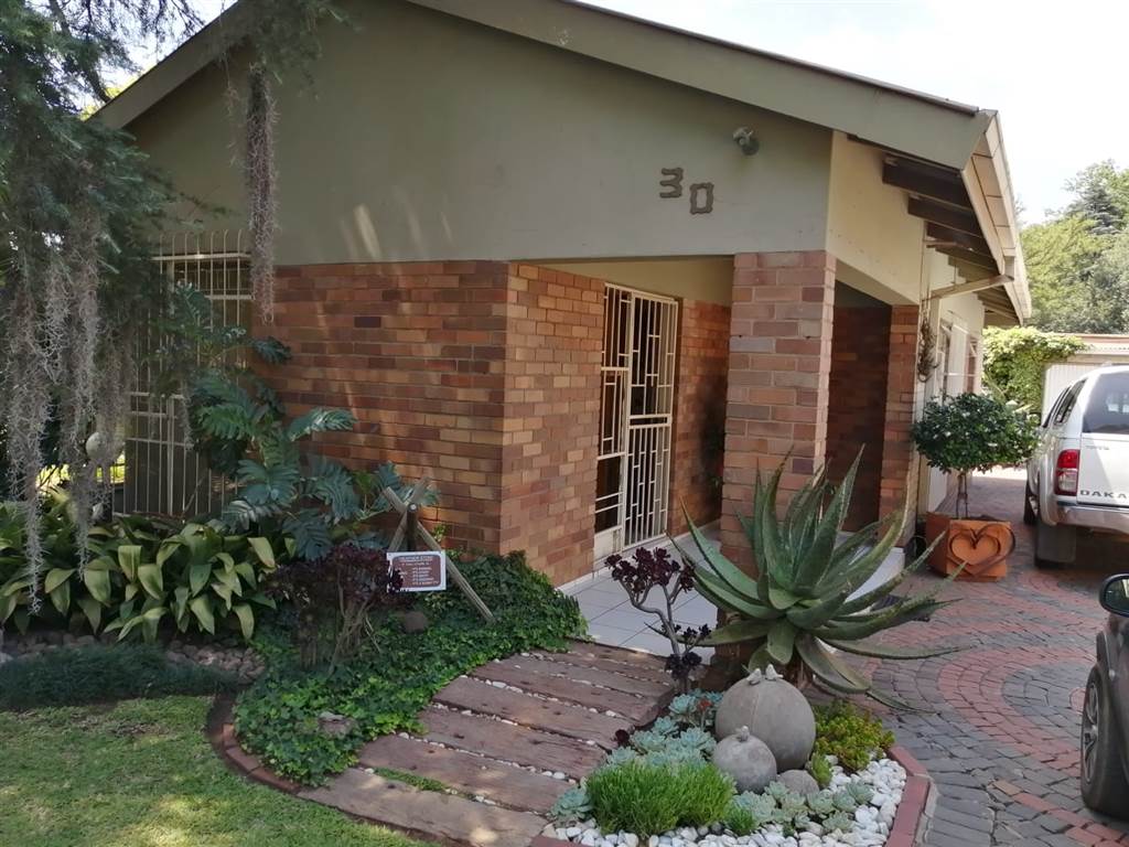 4 Bed House in Vanderbijlpark CW6 photo number 1