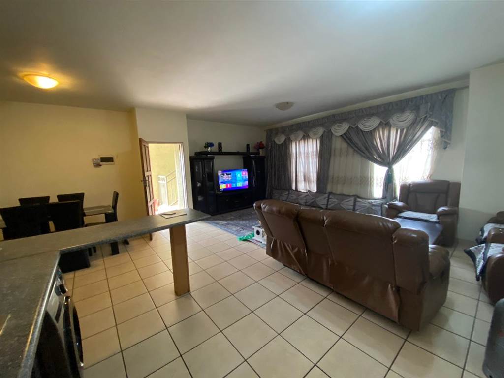 2 Bed Apartment in Brakpan North photo number 4