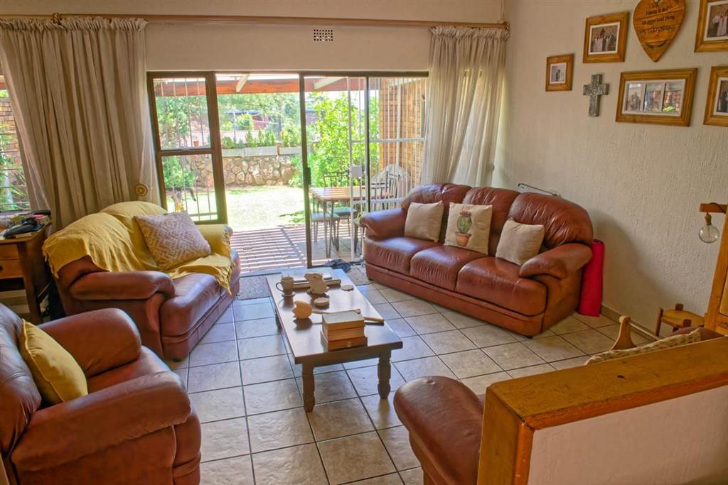 3 Bed Townhouse in Constantia Kloof photo number 3