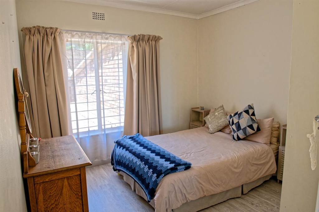 3 Bed Townhouse in Constantia Kloof photo number 17