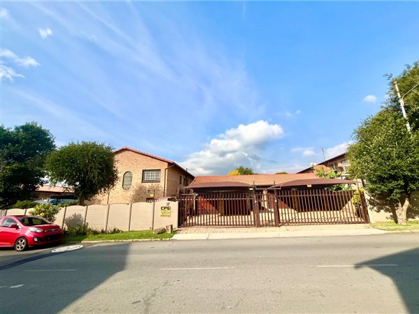 3 Bedroom Townhouse 3 Bedroom Townhouse