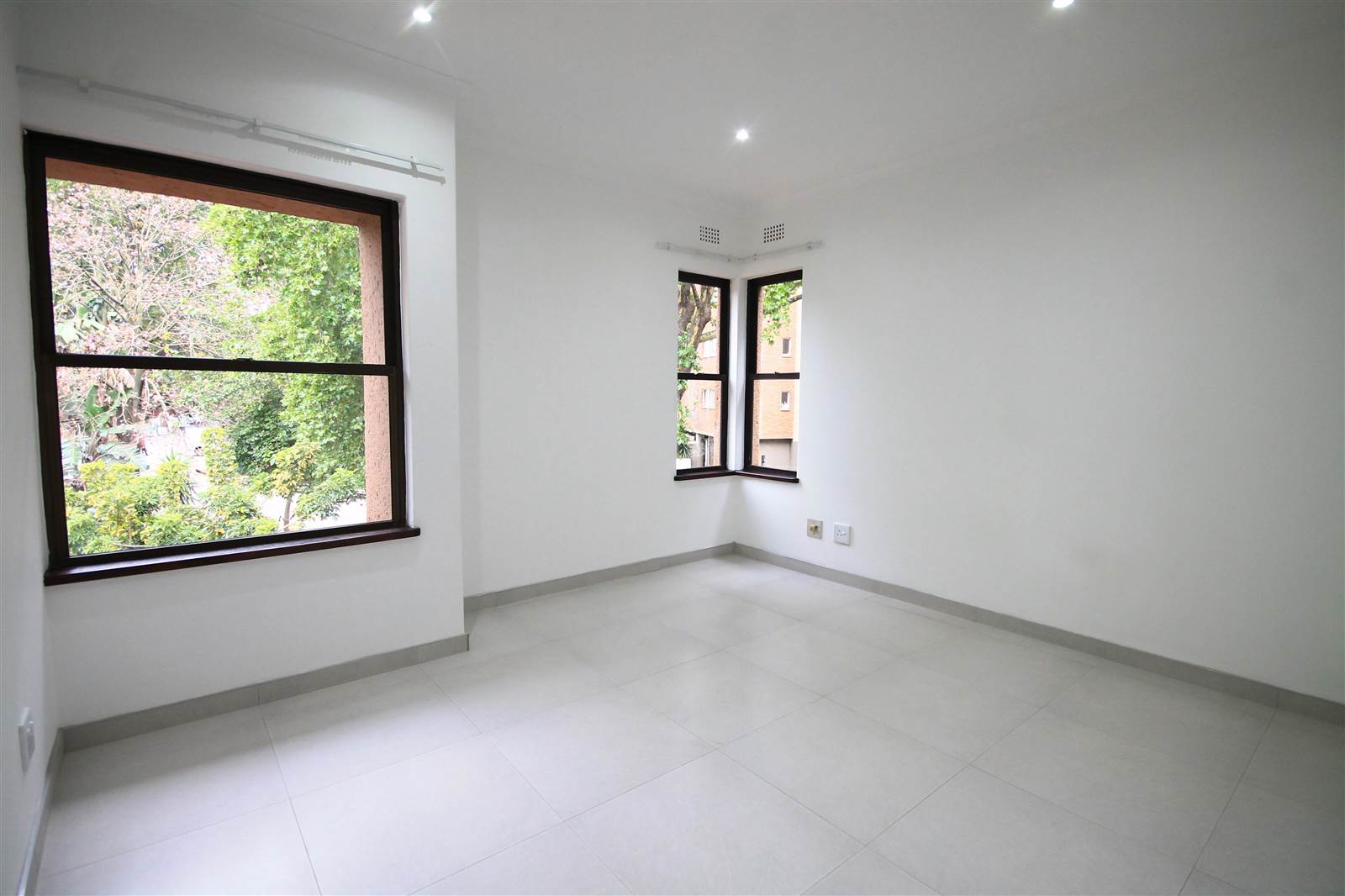 2 Bed Apartment in Parktown photo number 7