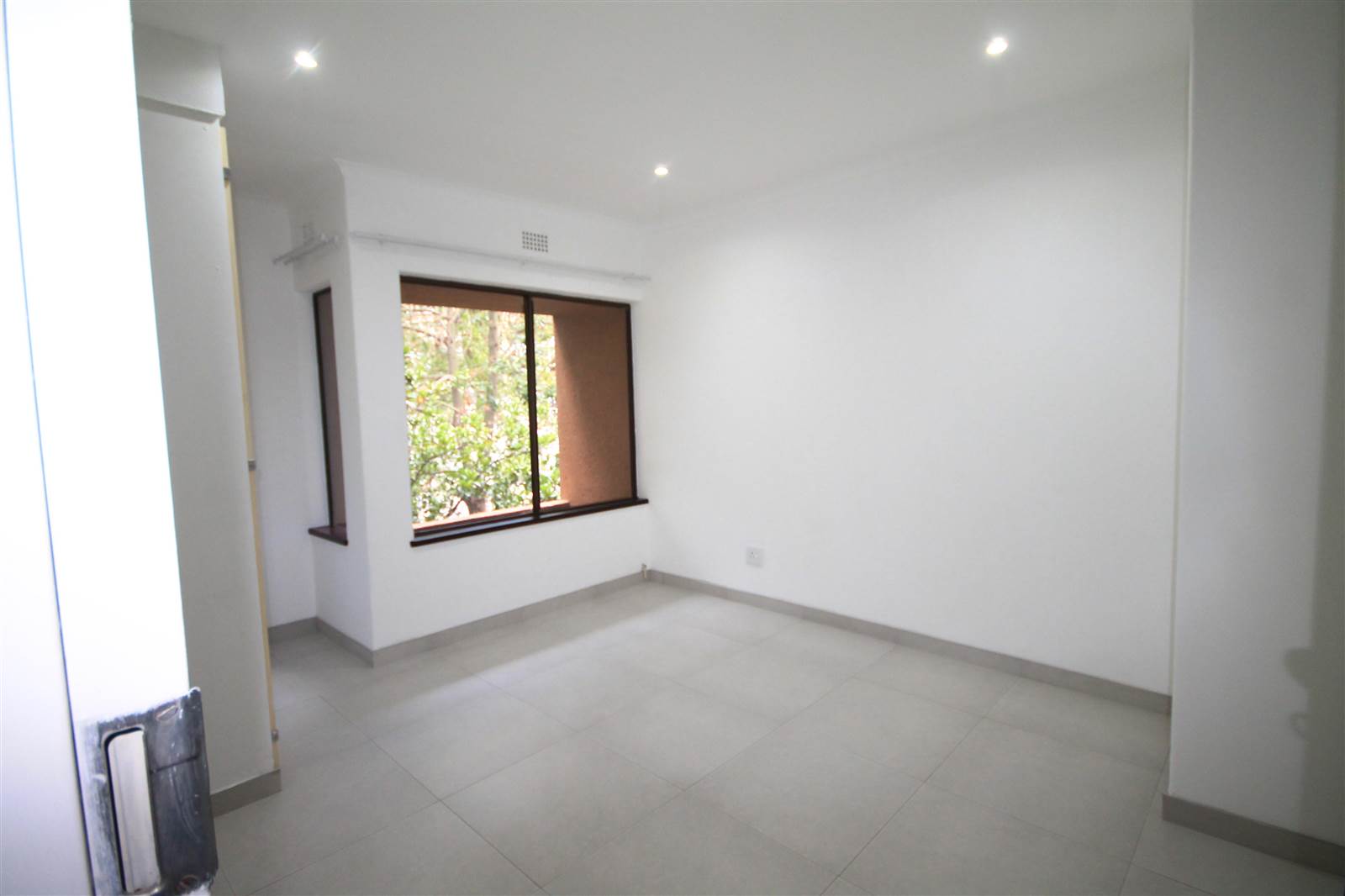 2 Bed Apartment in Parktown photo number 6
