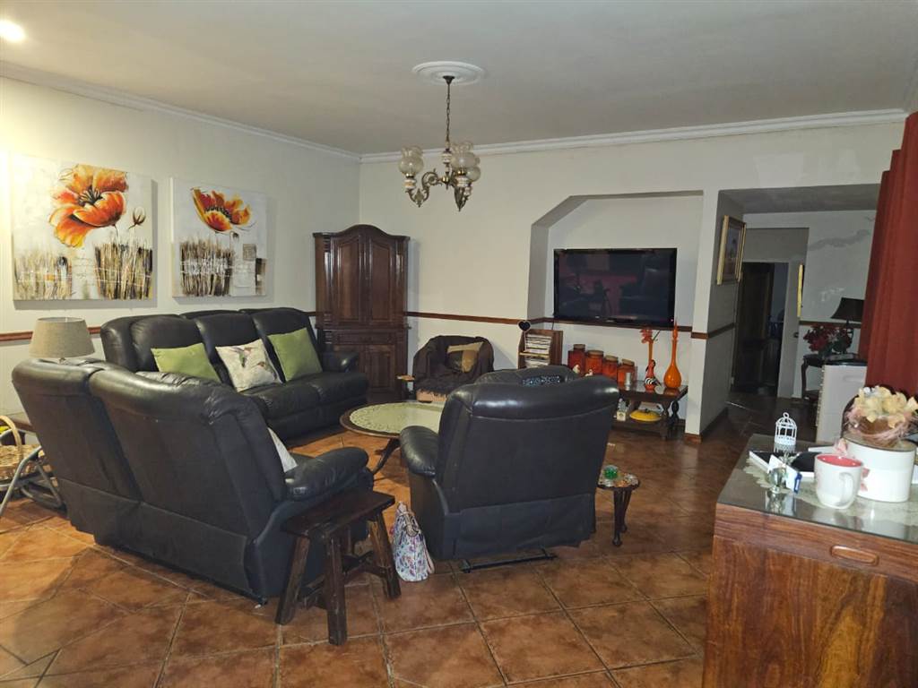 3 Bed House in Leeuwfontein Estate photo number 4