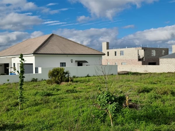 421 m² Land