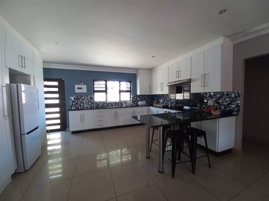 2 Bed Flat in Kathu photo number 4