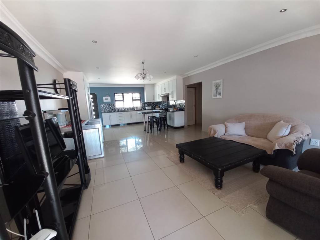 2 Bed Flat in Kathu photo number 3