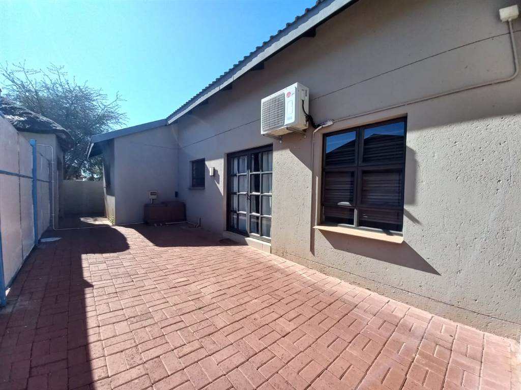 2 Bed Flat in Kathu photo number 1