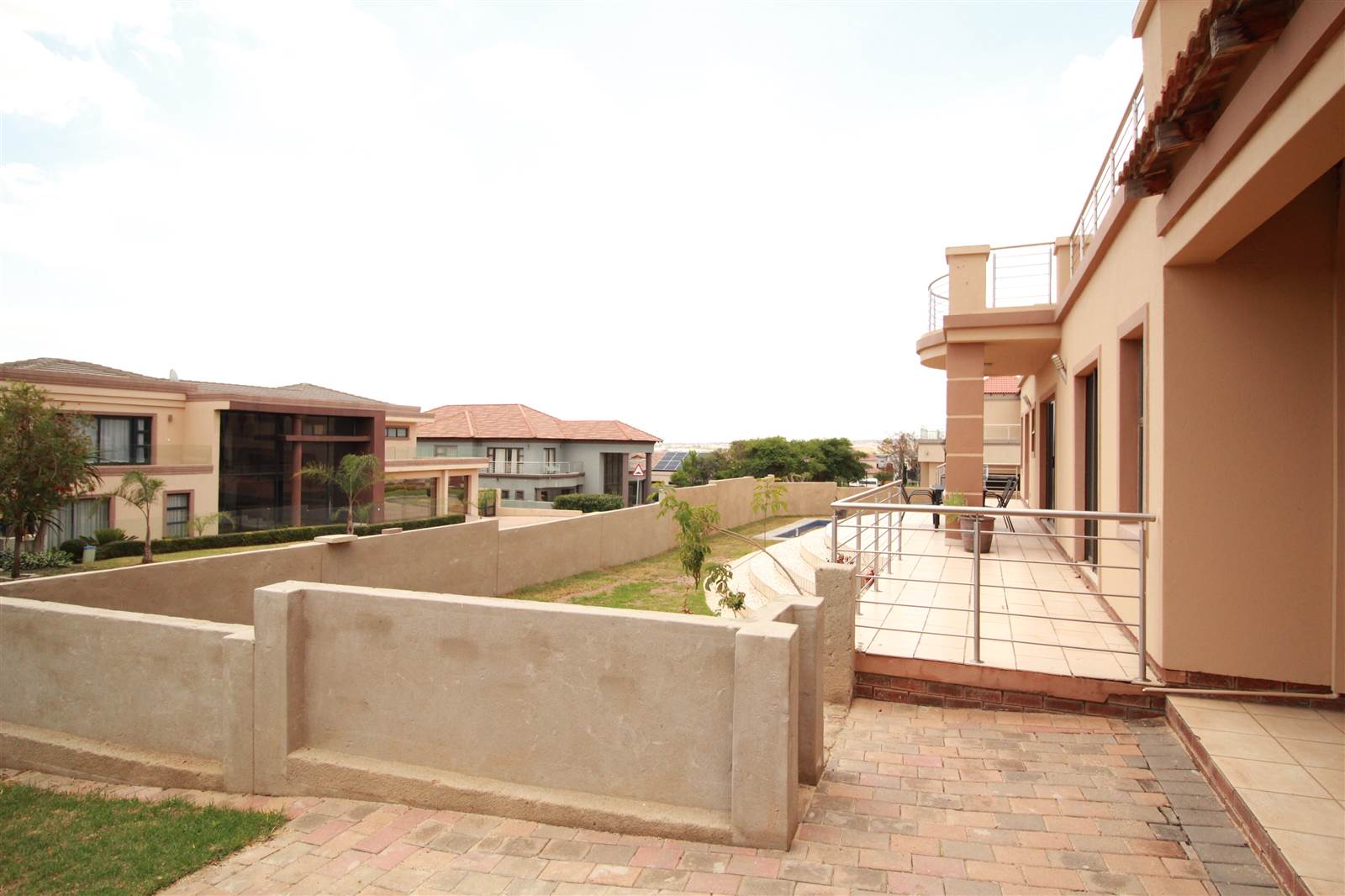 5 Bed House in Blue Valley Golf Estate photo number 4