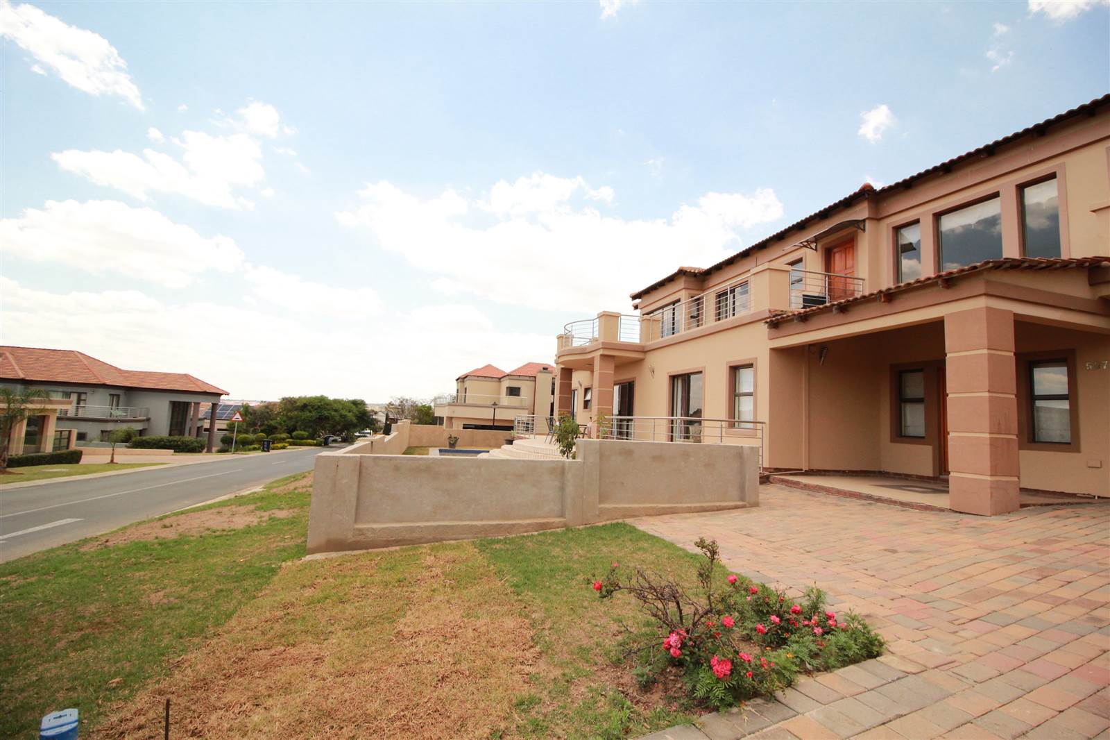 5 Bed House in Blue Valley Golf Estate photo number 2