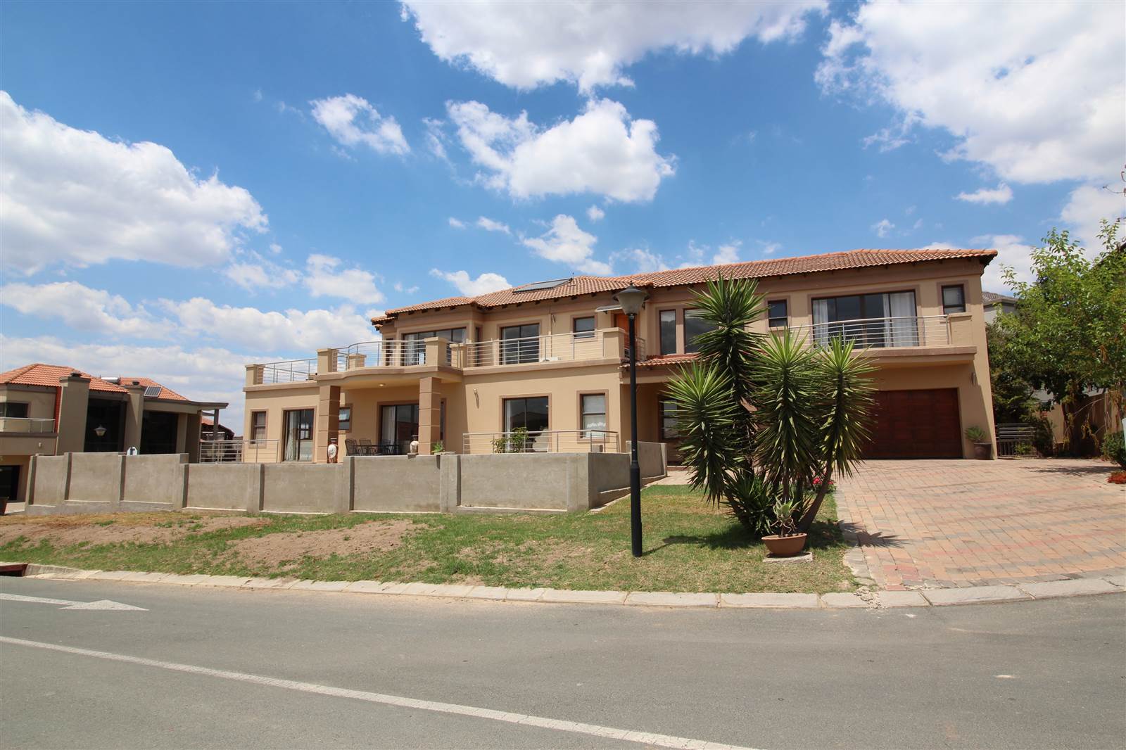 5 Bed House in Blue Valley Golf Estate photo number 1