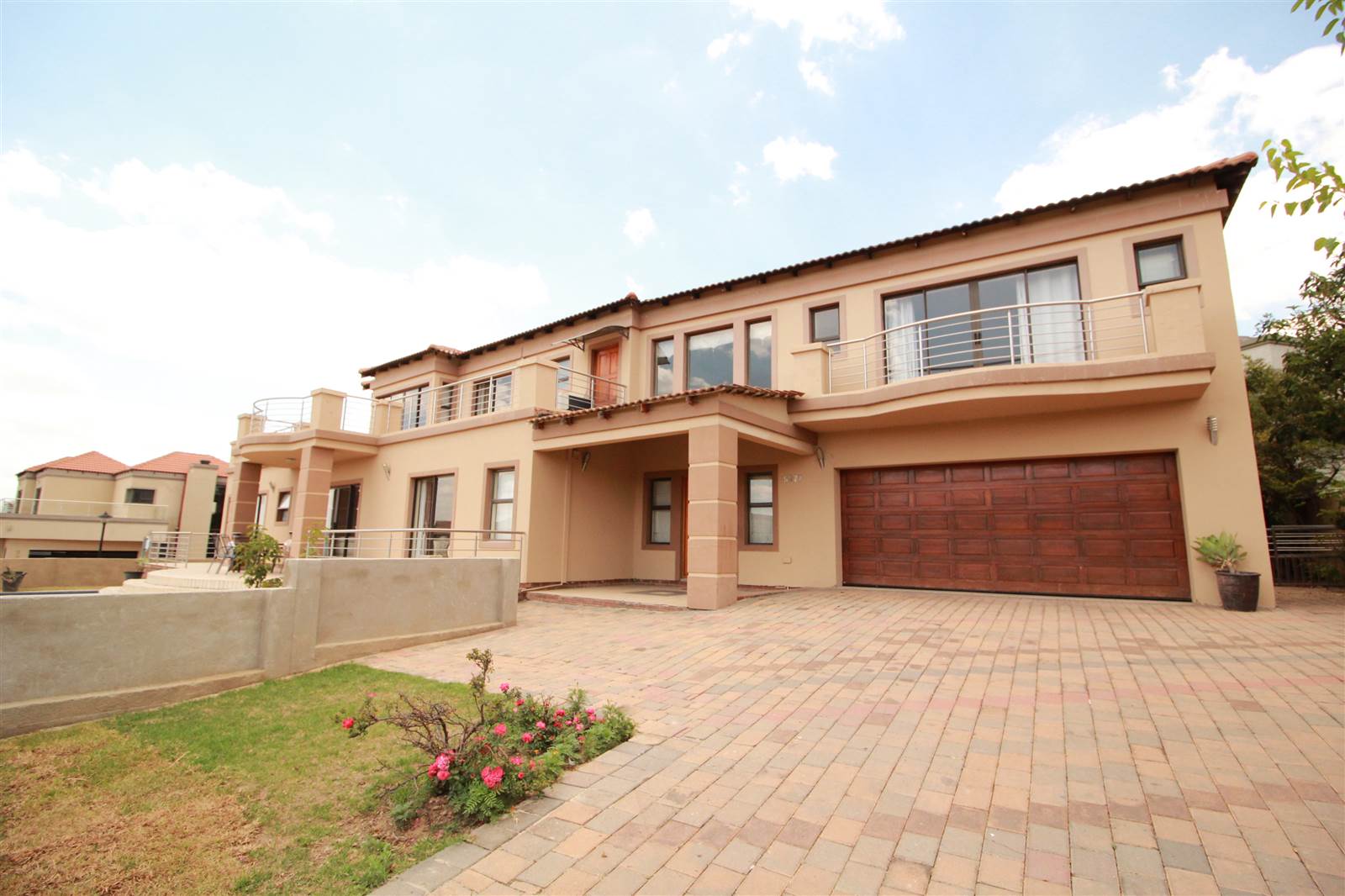 5 Bed House in Blue Valley Golf Estate photo number 3