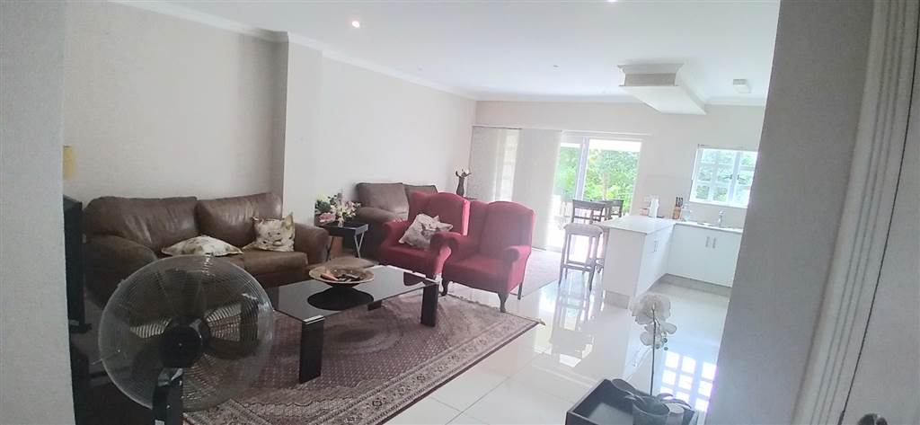 3 Bed Apartment in Mt Edgecombe photo number 3