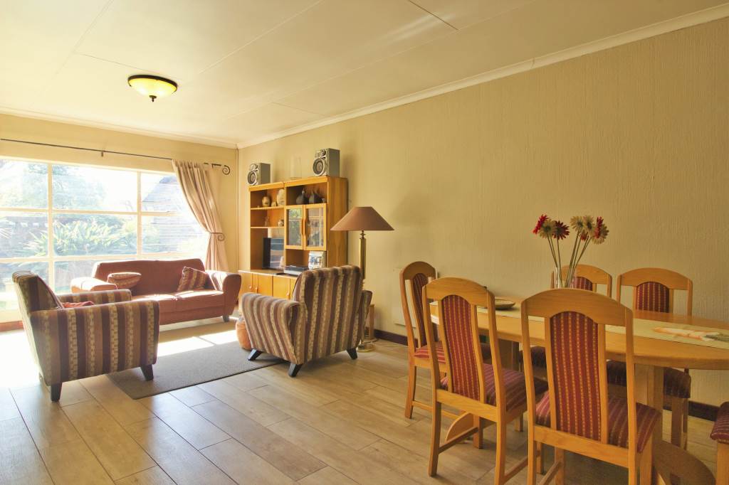 3 Bed Simplex in St Andrews photo number 4
