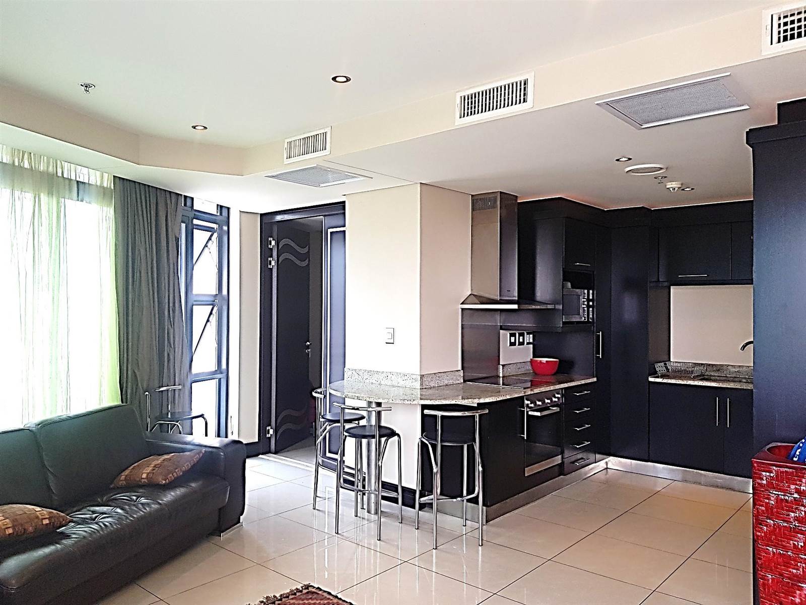 1 Bed Apartment in Umhlanga Rocks photo number 2