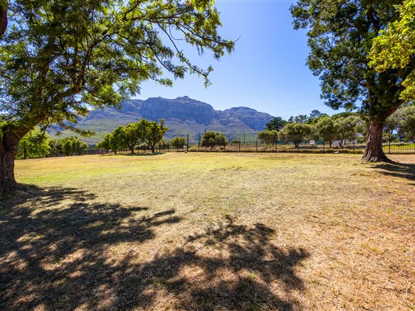 904 m² Land available in Paradyskloof