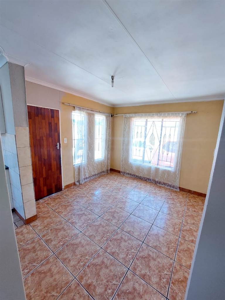 4 Bed House in Kaalfontein photo number 9