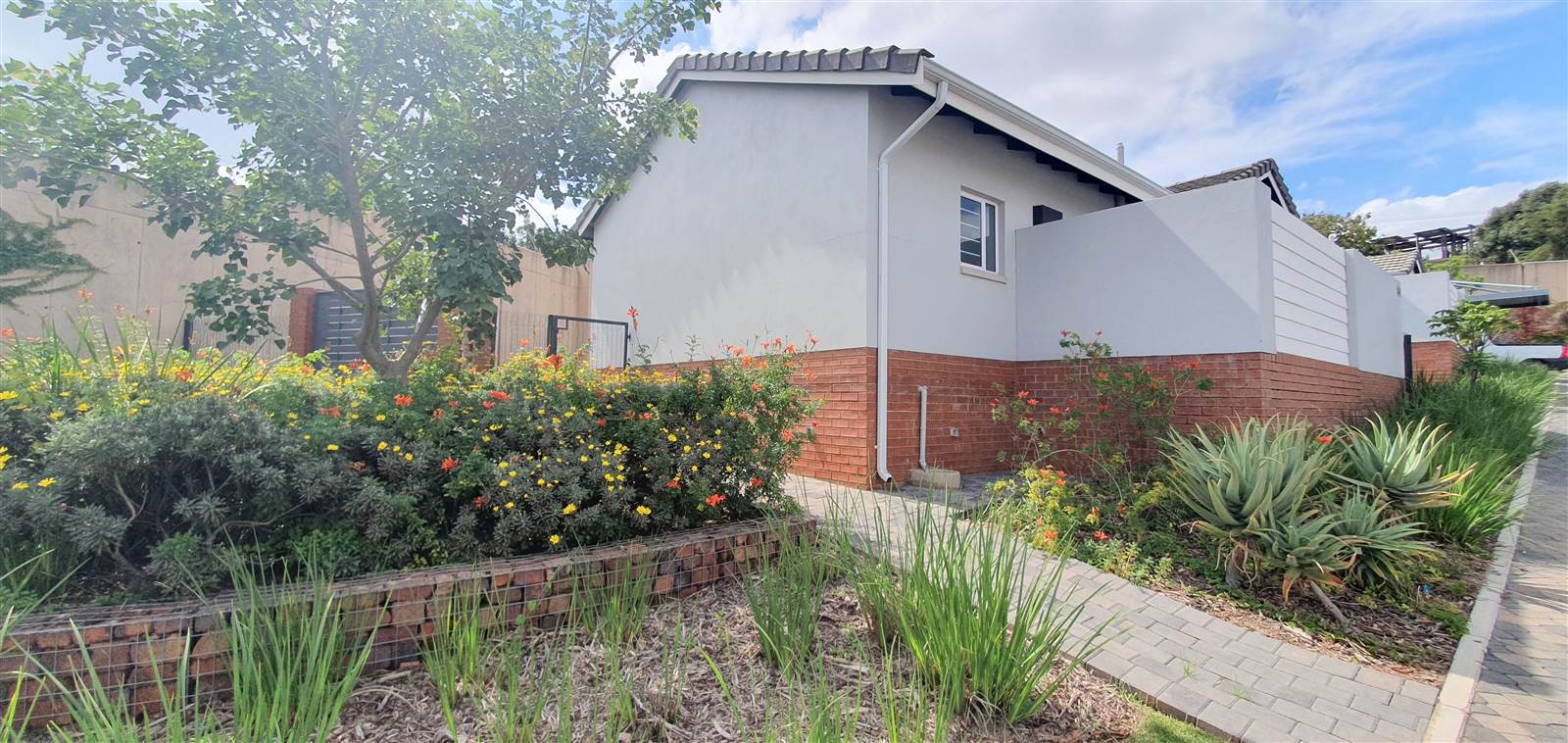 2 Bed House in Waterkloof Ridge photo number 3