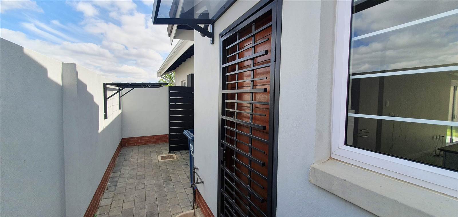2 Bed House in Waterkloof Ridge photo number 4