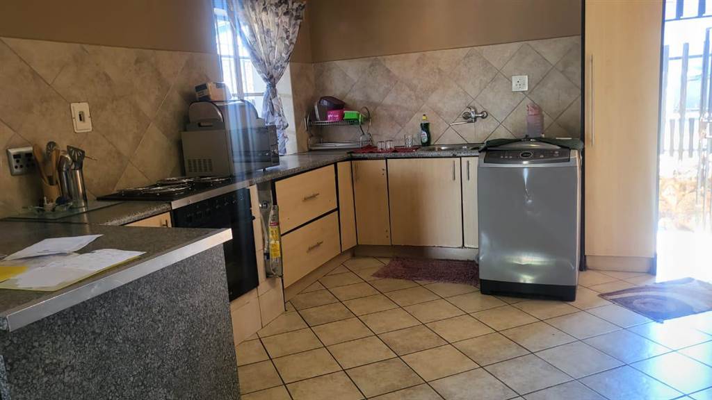 3 Bed House in Roodepoort North photo number 6