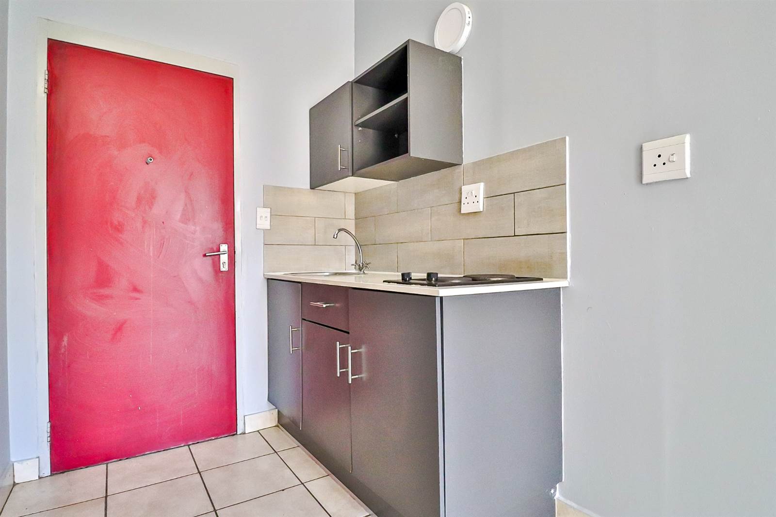 2 Bed Apartment in City & Suburban (Maboneng) photo number 5