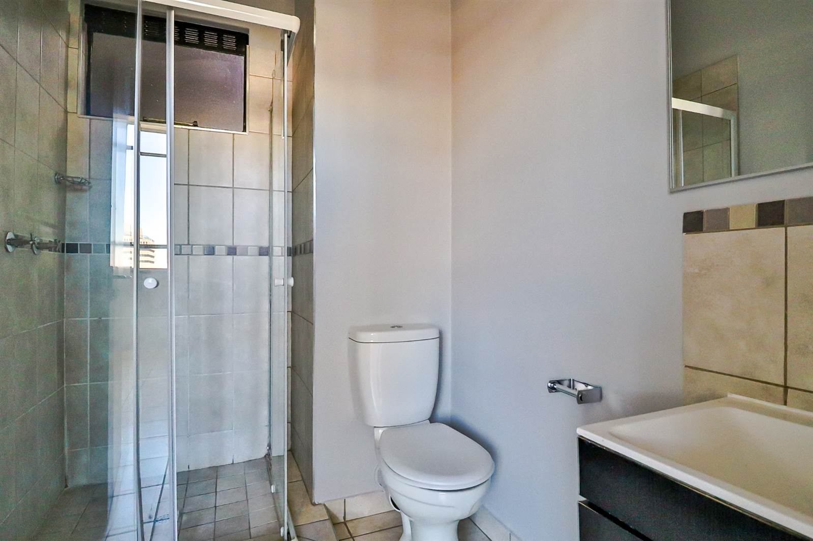 2 Bed Apartment in City & Suburban (Maboneng) photo number 11