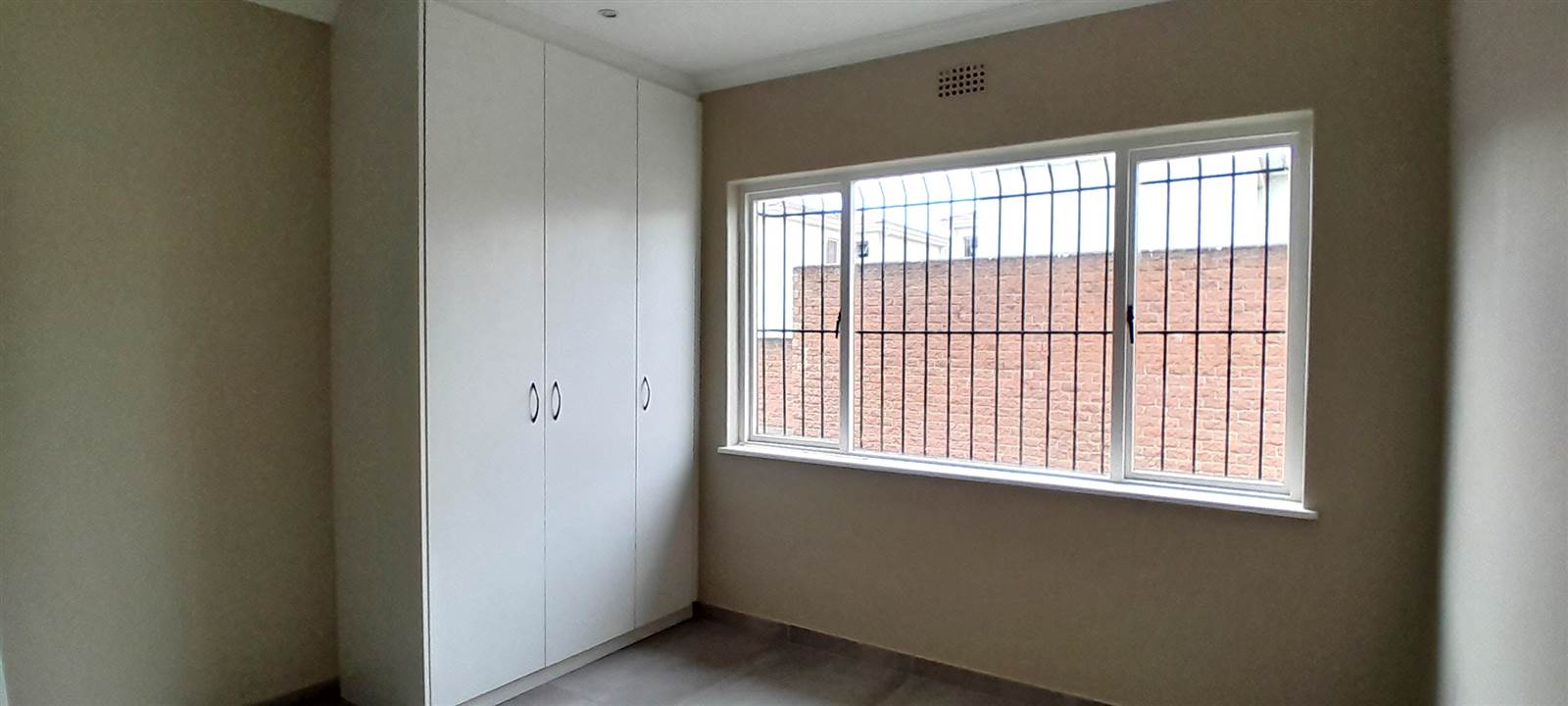 2 Bed Apartment in Tableview photo number 13