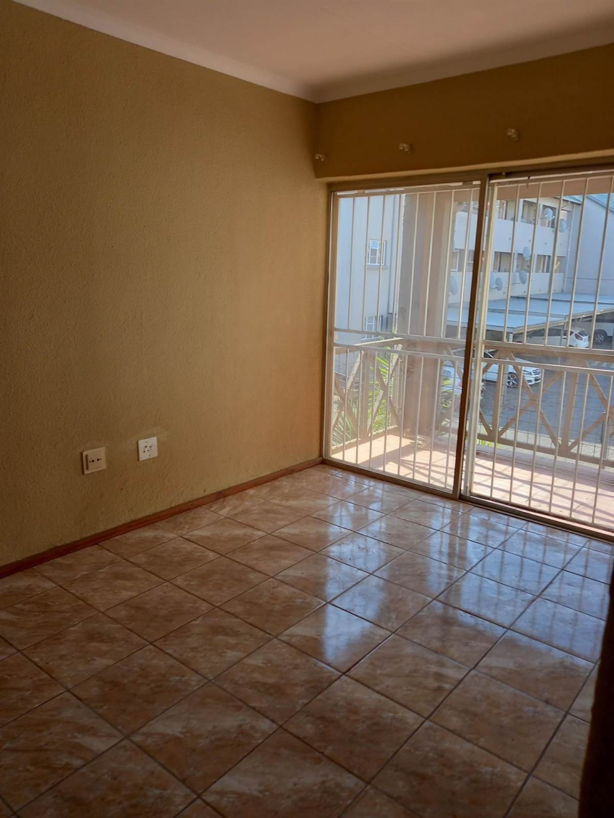 1 Bed Townhouse in Glen Marais photo number 3