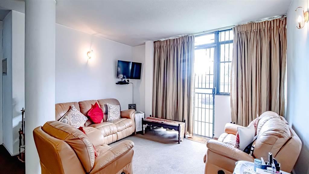 3 Bed Apartment in Menlyn photo number 6