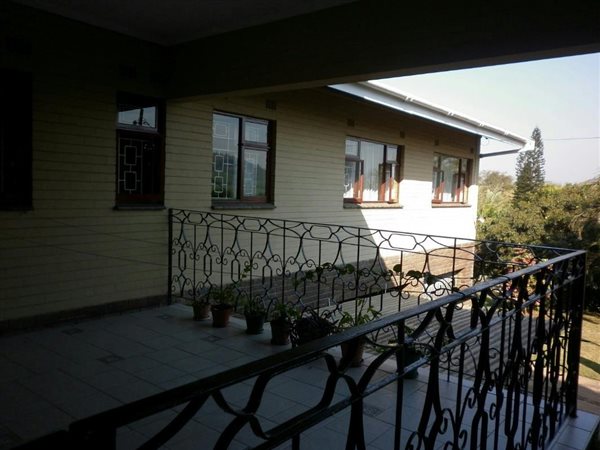 4 Bed House in Umzinto photo number 3