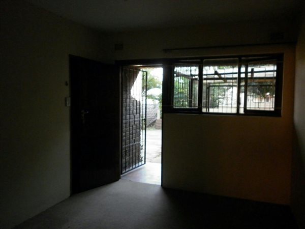 4 Bed House in Umzinto photo number 17