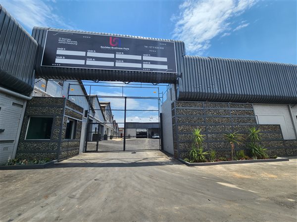 742  m² Industrial space