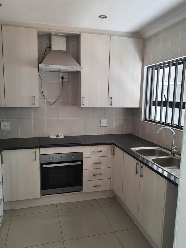 2 Bed Townhouse in Rivonia photo number 1