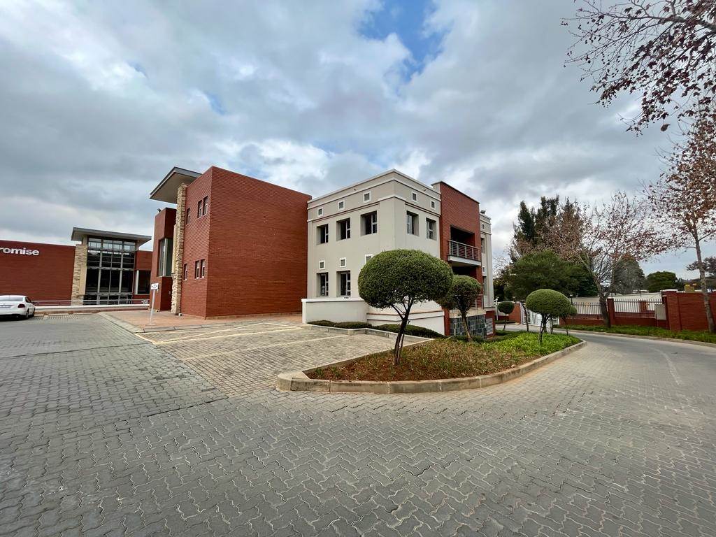 2365.9  m² Commercial space in Bryanston photo number 1