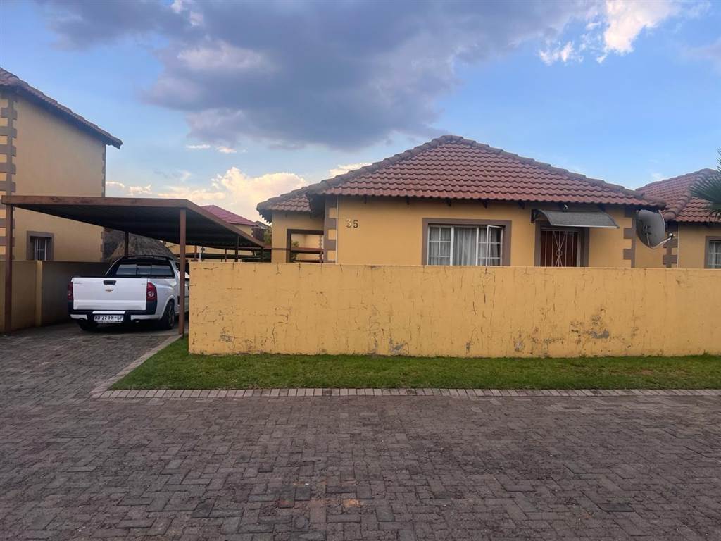 2 Bed Townhouse in Leondale photo number 5