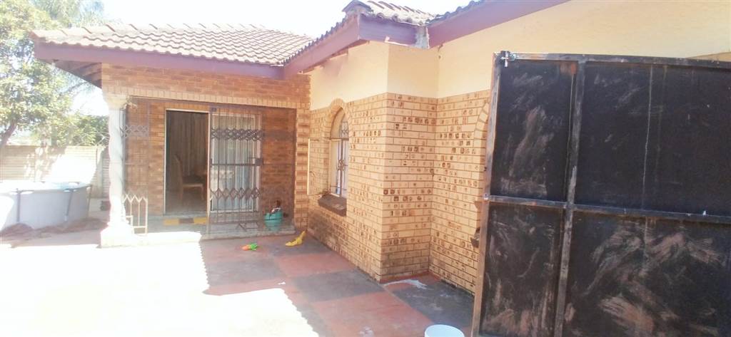 6 Bed House in Louis Trichardt photo number 1