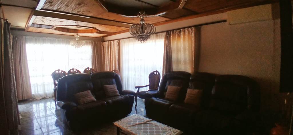 6 Bed House in Louis Trichardt photo number 9