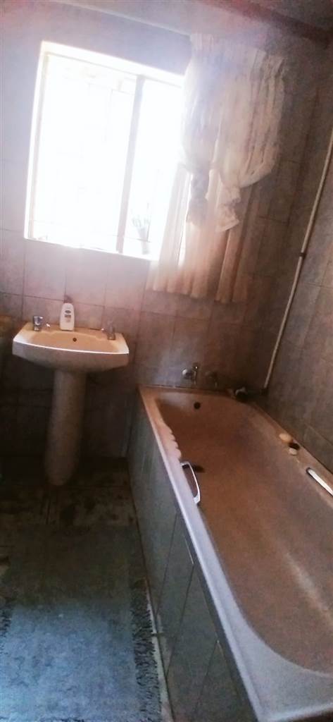 6 Bed House in Louis Trichardt photo number 6