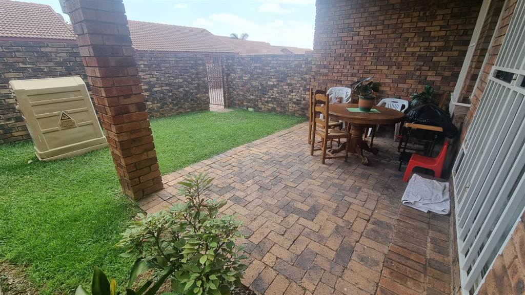 2 Bed Townhouse in Highveld photo number 3