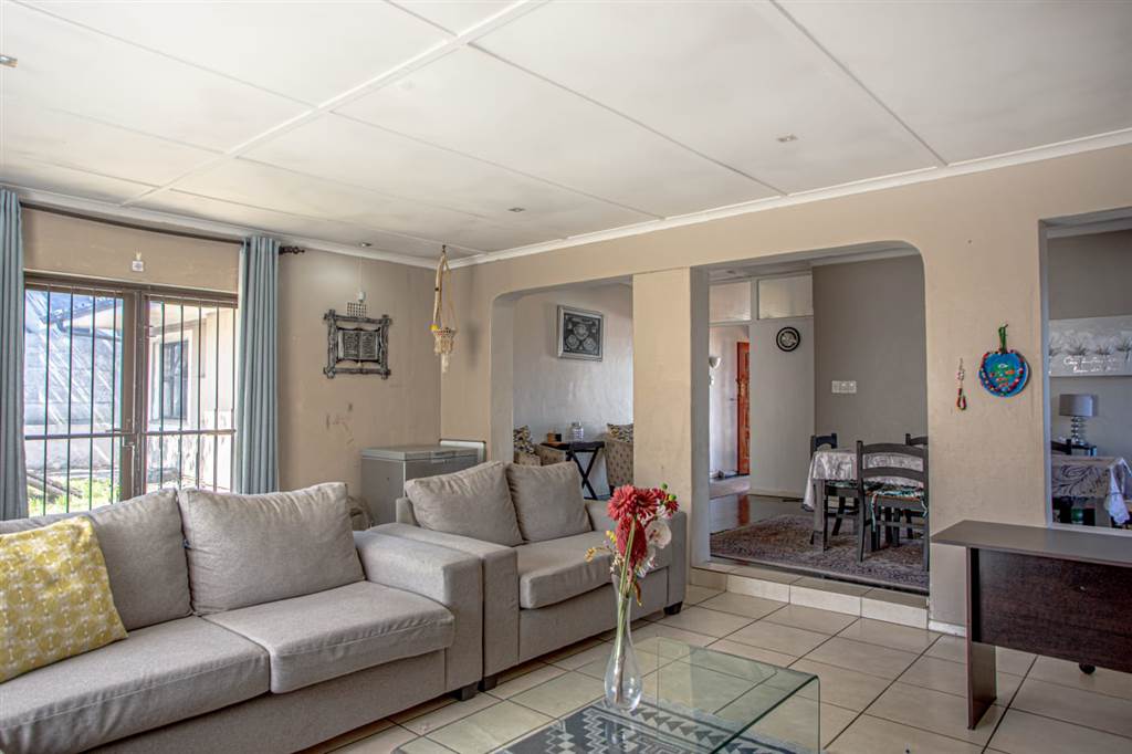 5 Bed House in Parow North photo number 2