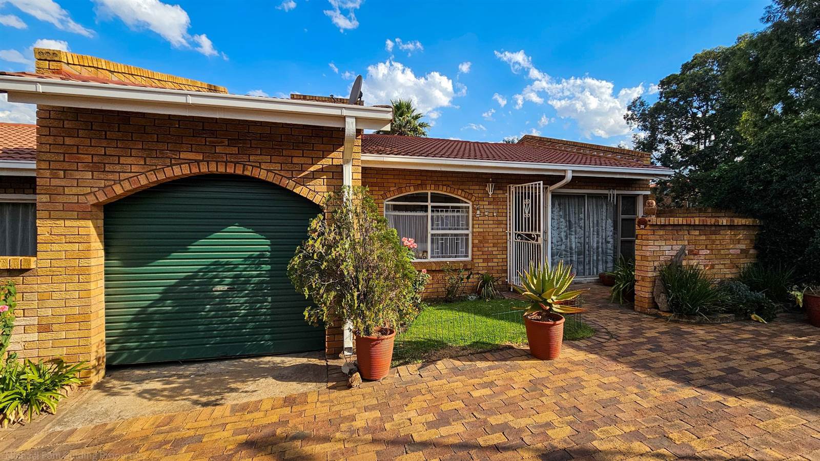 3 Bed Townhouse in Dalpark Ext 1 photo number 1