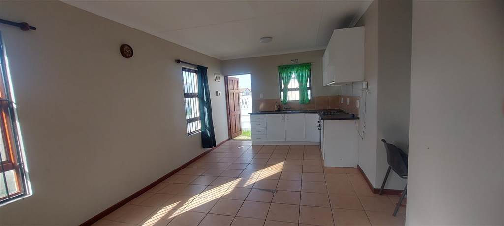 3 Bed House in Mitchells Plain photo number 4
